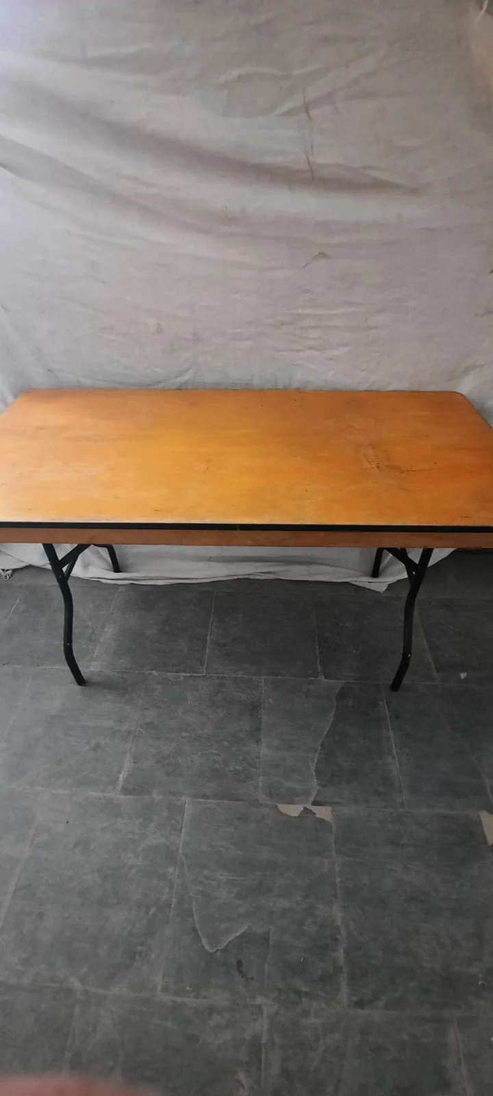 Mesa pranchão de madeira para reunir convidados em churrascos